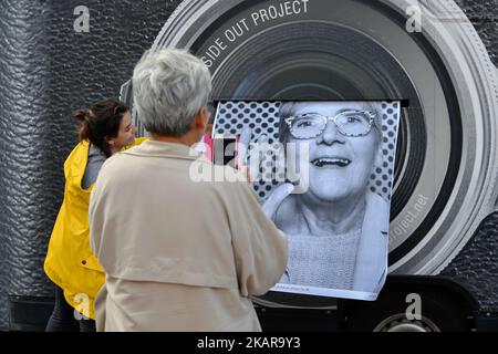 Der Straßenkünstler JR, der am 16. September 2017 das Inside Out Project im Mairie d'issy in Paris, Frankreich, aufführt. JR ist das Pseudonym eines französischen Fotografen und Künstlers, dessen Identität unbestätigt ist. (Foto von Julien Mattia/NurPhoto) Stockfoto