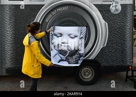 Der Straßenkünstler JR, der am 16. September 2017 das Inside Out Project im Mairie d'issy in Paris, Frankreich, aufführt. JR ist das Pseudonym eines französischen Fotografen und Künstlers, dessen Identität unbestätigt ist. (Foto von Julien Mattia/NurPhoto) Stockfoto