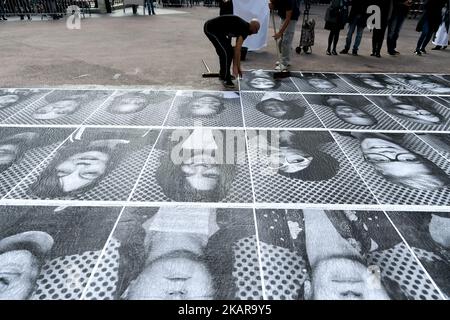 Der Straßenkünstler JR, der am 16. September 2017 das Inside Out Project im Mairie d'issy in Paris, Frankreich, aufführt. JR ist das Pseudonym eines französischen Fotografen und Künstlers, dessen Identität unbestätigt ist. (Foto von Julien Mattia/NurPhoto) Stockfoto