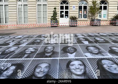 Der Straßenkünstler JR, der am 16. September 2017 das Inside Out Project im Mairie d'issy in Paris, Frankreich, aufführt. JR ist das Pseudonym eines französischen Fotografen und Künstlers, dessen Identität unbestätigt ist. (Foto von Julien Mattia/NurPhoto) Stockfoto