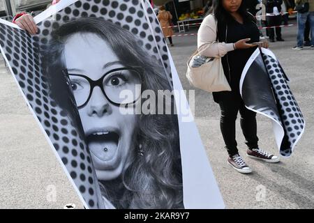 Der Straßenkünstler JR, der am 16. September 2017 das Inside Out Project im Mairie d'issy in Paris, Frankreich, aufführt. JR ist das Pseudonym eines französischen Fotografen und Künstlers, dessen Identität unbestätigt ist. (Foto von Julien Mattia/NurPhoto) Stockfoto