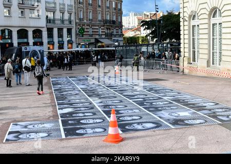 Der Straßenkünstler JR, der am 16. September 2017 das Inside Out Project im Mairie d'issy in Paris, Frankreich, aufführt. JR ist das Pseudonym eines französischen Fotografen und Künstlers, dessen Identität unbestätigt ist. (Foto von Julien Mattia/NurPhoto) Stockfoto