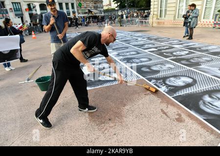 Der Straßenkünstler JR, der am 16. September 2017 das Inside Out Project im Mairie d'issy in Paris, Frankreich, aufführt. JR ist das Pseudonym eines französischen Fotografen und Künstlers, dessen Identität unbestätigt ist. (Foto von Julien Mattia/NurPhoto) Stockfoto