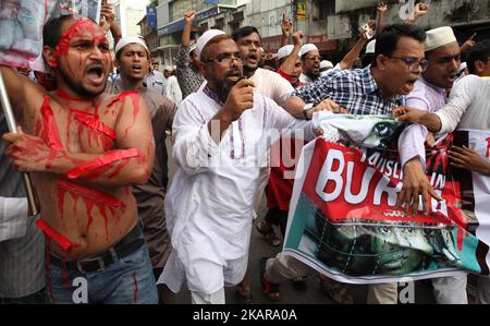 Muslime in Bangladesch protestieren am 15. September 2017 gegen die Tötung von Rohingya-Muslimen in den Rakhine-Staaten von Myanmar in Dhaka, Bangladesch. Der Protest wurde gegen eine militärische Niederschlagung der Rohingya-Volksgruppe in Myanmar und der burmesischen Führerin Aung San Suu Kyi veranstaltet. Mehr als 370.000 Rohingya, darunter viele Frauen und Kinder, sind seit August 25 nach Bangladesch geflohen, um der Gewalt zu entgehen, so die Vereinten Nationen, durchschnittlich fast 20.000 pro Tag. (Foto von Monirul Alam/NurPhoto) Stockfoto