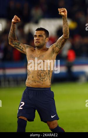 Daniel Alves von PSG während des Ligue 1-Spiels zwischen Paris Saint Germain und Olympique Lyonnais im Parc des Princes am 17. September 2017 in Paris, Frankreich. (Foto von Mehdi Taamallah/NurPhoto) Stockfoto