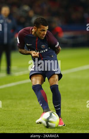 Daniel Alves von PSG während des Ligue 1-Spiels zwischen Paris Saint Germain und Olympique Lyonnais im Parc des Princes am 17. September 2017 in Paris, Frankreich. (Foto von Mehdi Taamallah/NurPhoto) Stockfoto