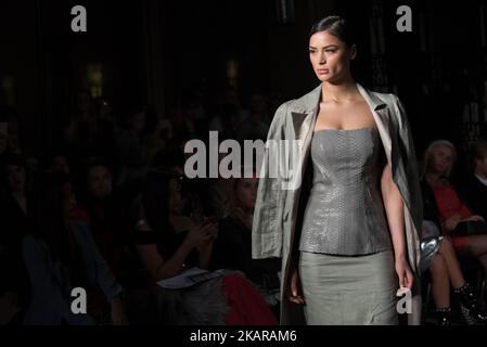 Am 17. September 2017 läuft ein Model auf der Hallie Sara Spring/Summer 2018 Show während der London Fashion Week in der Freimaurerhalle in London, Großbritannien. (Foto von Alberto Pezzali/NurPhoto) Stockfoto