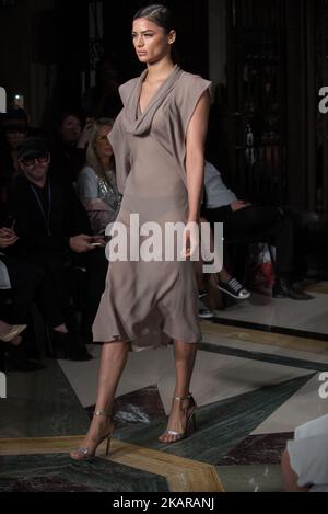 Am 17. September 2017 läuft ein Model auf der Hallie Sara Spring/Summer 2018 Show während der London Fashion Week in der Freimaurerhalle in London, Großbritannien. (Foto von Alberto Pezzali/NurPhoto) Stockfoto