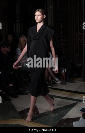 Am 17. September 2017 läuft ein Model auf der Hallie Sara Spring/Summer 2018 Show während der London Fashion Week in der Freimaurerhalle in London, Großbritannien. (Foto von Alberto Pezzali/NurPhoto) Stockfoto