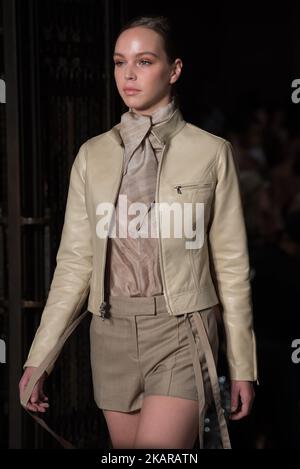 Am 17. September 2017 läuft ein Model auf der Hallie Sara Spring/Summer 2018 Show während der London Fashion Week in der Freimaurerhalle in London, Großbritannien. (Foto von Alberto Pezzali/NurPhoto) Stockfoto