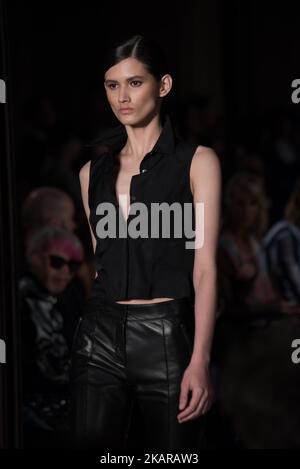 Am 17. September 2017 läuft ein Model auf der Hallie Sara Spring/Summer 2018 Show während der London Fashion Week in der Freimaurerhalle in London, Großbritannien. (Foto von Alberto Pezzali/NurPhoto) Stockfoto