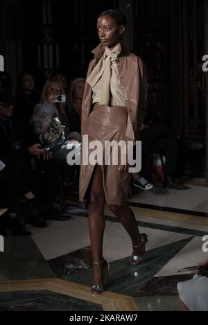 Am 17. September 2017 läuft ein Model auf der Hallie Sara Spring/Summer 2018 Show während der London Fashion Week in der Freimaurerhalle in London, Großbritannien. (Foto von Alberto Pezzali/NurPhoto) Stockfoto