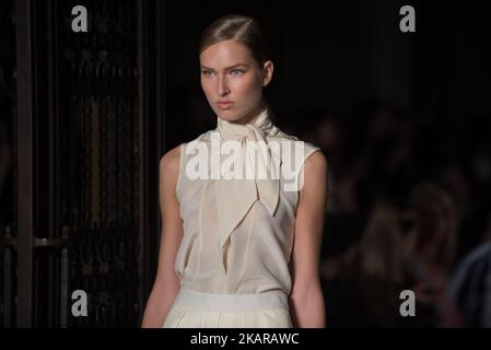 Am 17. September 2017 läuft ein Model auf der Hallie Sara Spring/Summer 2018 Show während der London Fashion Week in der Freimaurerhalle in London, Großbritannien. (Foto von Alberto Pezzali/NurPhoto) Stockfoto