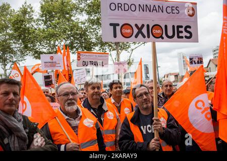 Demonstration der Mitglieder der CFDT vor den Räumlichkeiten der MEDEF gegen die Verordnungen für das neue Arbeitsgesetz, die die Regierung von Emmanuel Macron am 18. September 2017 in Lyon, Frankreich, verabschiedet hat. (Foto von Nicolas Liponne/NurPhoto) Stockfoto