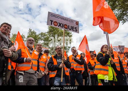 Demonstration der Mitglieder der CFDT vor den Räumlichkeiten der MEDEF gegen die Verordnungen für das neue Arbeitsgesetz, die die Regierung von Emmanuel Macron am 18. September 2017 in Lyon, Frankreich, verabschiedet hat. (Foto von Nicolas Liponne/NurPhoto) Stockfoto