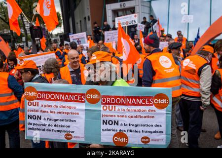 Demonstration der Mitglieder der CFDT vor den Räumlichkeiten der MEDEF gegen die Verordnungen für das neue Arbeitsgesetz, die die Regierung von Emmanuel Macron am 18. September 2017 in Lyon, Frankreich, verabschiedet hat. (Foto von Nicolas Liponne/NurPhoto) Stockfoto