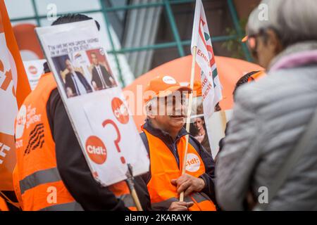 Demonstration der Mitglieder der CFDT vor den Räumlichkeiten der MEDEF gegen die Verordnungen für das neue Arbeitsgesetz, die die Regierung von Emmanuel Macron am 18. September 2017 in Lyon, Frankreich, verabschiedet hat. (Foto von Nicolas Liponne/NurPhoto) Stockfoto