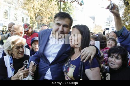 Der ehemalige georgische Präsident und ehemalige Gouverneur der Region Odessa, Michail Saakaschwili, posiert für ein Bild mit den Passanten in Kiew, Ukraine, 19. September 2017. (Foto von Sergii Chartschenko/NurPhoto) Stockfoto