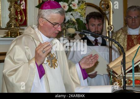 Ostrzeszów Polska Polen; Bischof Teofil Wilski feiert die Heilige Messe; Bischof zelebriert die Heilige Messe; obispo celebra la Santa Misa 集禱經 Stockfoto