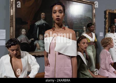 Blick auf die Backstage und Details vor der Tata Naka Präsentation während der London Fashion Week 2017. September in London am 19. September 2017. (Foto von Alberto Pezzali/NurPhoto) Stockfoto