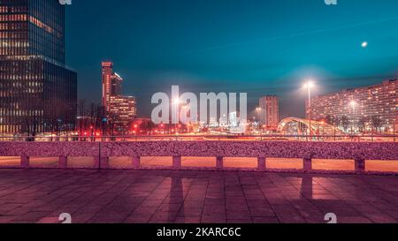 Der Blick von der Spodek-Terrasse auf den Kreisverkehr in Katowice. Abendpanorama der Stadt Katowice. Foto mit Kopierbereich Stockfoto