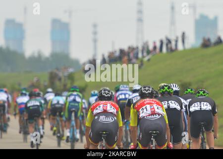 Hauptfeld der Fahrer während der zweiten Etappe der China Tour 2 97,6km, dem Changde Lixiang Circuit Race 2017. Am Mittwoch, den 20. September 2017, im Bezirk Lixian, Stadt Changde, Provinz Hunan, China. Foto von Artur Widak Stockfoto