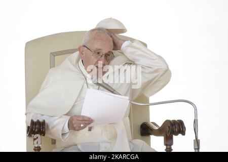 Eine Windböe bläst die Schädelkappe von Papst Franziskus auf, während er seine Predigt während seiner wöchentlichen Generalaudienz am 20. September 2017 auf dem Petersplatz in der Vatikanstadt hält. Papst Franziskus drückte bei seiner wöchentlichen Generalaudienz am Mittwoch seine Nähe zu den Menschen in Mexiko aus, nachdem das Land am Dienstag von einem starken Erdbeben getroffen wurde. (Foto: Giuseppe Ciccia/NurPhoto) Stockfoto