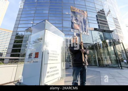 Ein Mann hält am 21. September 2017 ein Schild mit der Aufschrift ‘Don’t tuch to APL’dging bei einer Demonstration gegen die Reduzierung der Wohnungsleistung um €5 pro Monat vor dem Ministerium für territorialen Zusammenhalt im Geschäft des Distrikts La Defense in der Nähe von Paris, Frankreich. Auch die Wohnungsbauleistungen, in Frankreich als APL (Aide personnalisée au logement) bekannt, werden gekürzt. In einer Regierungserklärung vor dem französischen Fernsehen hieß es, dass die Wohnraumvorteile für jeden Antragsteller ab Oktober 2017 um €5 pro Monat reduziert werden. Zu den von den Kürzungen betroffenen Personen gehören 800.000 Studenten, die etwa €225 pro Monat erhalten, von denen mehrere nahmen Stockfoto