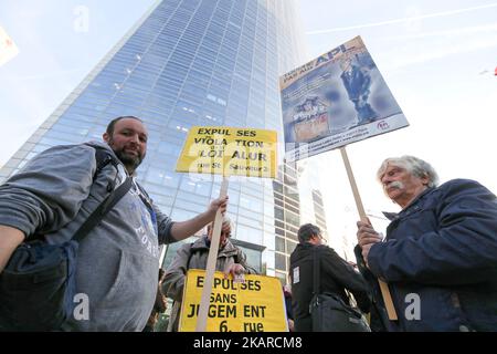 Ein Mann hält am 21. September 2017 ein Schild mit der Aufschrift ‘Don’t tuch to APL’dging bei einer Demonstration gegen die Reduzierung der Wohnungsleistung um €5 pro Monat vor dem Ministerium für territorialen Zusammenhalt im Geschäft des Distrikts La Defense in der Nähe von Paris, Frankreich. Auch die Wohnungsbauleistungen, in Frankreich als APL (Aide personnalisée au logement) bekannt, werden gekürzt. In einer Regierungserklärung vor dem französischen Fernsehen hieß es, dass die Wohnraumvorteile für jeden Antragsteller ab Oktober 2017 um €5 pro Monat reduziert werden. Zu den von den Kürzungen betroffenen Personen gehören 800.000 Studenten, die etwa €225 pro Monat erhalten, von denen mehrere nahmen Stockfoto