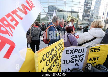 Demonstration gegen die Reduzierung der Wohnungsleistung um €5 pro Monat vor dem Ministerium für territorialen Zusammenhalt im Geschäft des Distrikts La Defense, in der Nähe von Paris, Frankreich am 21. September 2017. Auch die Wohnungsbauleistungen, in Frankreich als APL (Aide personnalisée au logement) bekannt, werden gekürzt. In einer Regierungserklärung vor dem französischen Fernsehen hieß es, dass die Wohnraumvorteile für jeden Antragsteller ab Oktober 2017 um €5 pro Monat reduziert werden. Zu den von den Kürzungen betroffenen Personen gehören 800.000 Studenten, die monatlich rund €225 erhalten, von denen einige ihre Wut auf Twitter zum Ausdruck brachten. Die Regierung behauptet Stockfoto