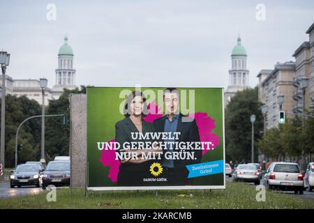 Ein Wahlplakat mit den Hauptkandidaten der Grünen (Buendnis 90/die Grünen) Cem Ozdemir und Katrin Göring-Eckardt ist am 21. September 2017 im Berliner Bezirk Friedrichshain zu sehen. (Foto von Emmanuele Contini/NurPhoto) Stockfoto