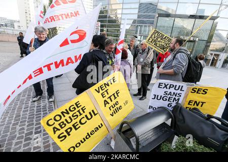 Demonstration gegen die Reduzierung der Wohnungsleistung um €5 pro Monat vor dem Ministerium für territorialen Zusammenhalt im Geschäft des Distrikts La Defense, in der Nähe von Paris, Frankreich am 21. September 2017. Auch die Wohnungsbauleistungen, in Frankreich als APL (Aide personnalisée au logement) bekannt, werden gekürzt. In einer Regierungserklärung vor dem französischen Fernsehen hieß es, dass die Wohnraumvorteile für jeden Antragsteller ab Oktober 2017 um €5 pro Monat reduziert werden. Zu den von den Kürzungen betroffenen Personen gehören 800.000 Studenten, die monatlich rund €225 erhalten, von denen einige ihre Wut auf Twitter zum Ausdruck brachten. Die Regierung behauptet Stockfoto