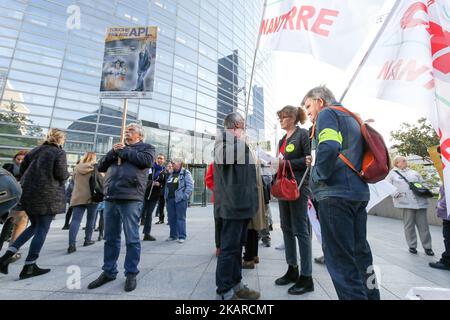 Demonstration gegen die Reduzierung der Wohnungsleistung um €5 pro Monat vor dem Ministerium für territorialen Zusammenhalt im Geschäft des Distrikts La Defense, in der Nähe von Paris, Frankreich am 21. September 2017. Auch die Wohnungsbauleistungen, in Frankreich als APL (Aide personnalisée au logement) bekannt, werden gekürzt. In einer Regierungserklärung vor dem französischen Fernsehen hieß es, dass die Wohnraumvorteile für jeden Antragsteller ab Oktober 2017 um €5 pro Monat reduziert werden. Zu den von den Kürzungen betroffenen Personen gehören 800.000 Studenten, die monatlich rund €225 erhalten, von denen einige ihre Wut auf Twitter zum Ausdruck brachten. Die Regierung behauptet Stockfoto