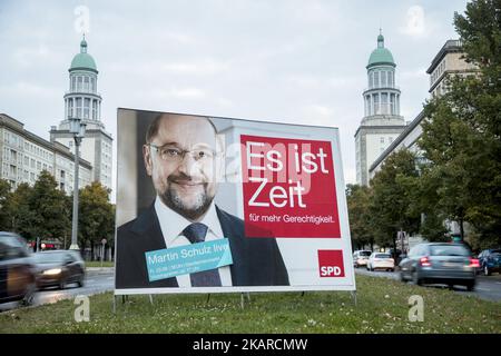 Am 21. September 2017 ist im Berliner Bezirk Friedrichshain ein Wahlplakat des Kanzlerkandidaten der SPD Martin Schulz abgebildet. (Foto von Emmanuele Contini/NurPhoto) Stockfoto