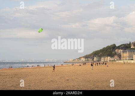 Menschen, die sich in vielfältiger Freizeitgestaltung am Strand in der Normandie, Frankreich, Vergnügen Stockfoto