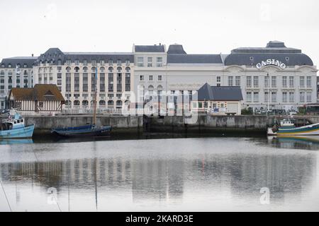 Trouville-sur-Mer Barriere Casino mit Blick auf den Yachthafen Stockfoto