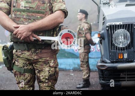 Italienische Truppen stehen Wache vor dem Vesuv von Neapel, Kampanien Gruppe, Kommandant ist Colonel Salvatore Alessandro Sarci, Neapel September am 19,2017, als die Sicherheitsmaßnahmen nach Angriffen in London verstärkt wurden. (Foto von Paolo Manzo/NurPhoto) Stockfoto