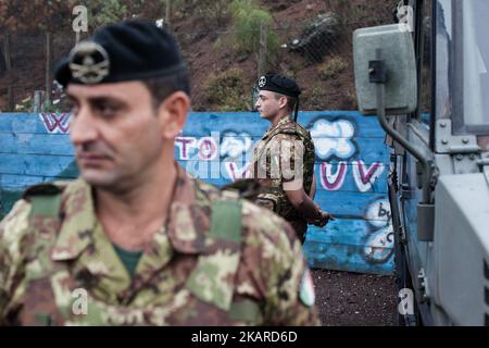 Italienische Truppen stehen Wache vor dem Vesuv von Neapel, Kampanien Gruppe, Kommandant ist Colonel Salvatore Alessandro Sarci, Neapel September am 19,2017, als die Sicherheitsmaßnahmen nach Angriffen in London verstärkt wurden. (Foto von Paolo Manzo/NurPhoto) Stockfoto