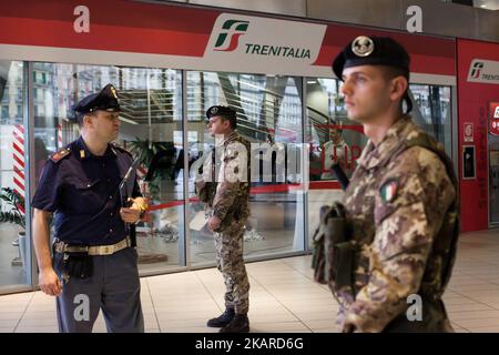 Italienische Truppen stehen Wache vor dem Hauptbahnhof von Neapel, Kampanien Gruppe, Kommandant ist Colonel Salvatore Alessandro Sarci, Neapel September am 19,2017 als Sicherheitsmaßnahmen wurden nach Angriffen in London verstärkt. (Foto von Paolo Manzo/NurPhoto) Stockfoto