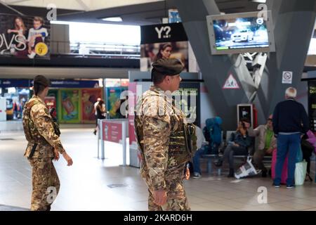 Italienische Truppen stehen Wache vor dem Hauptbahnhof von Neapel, Kampanien Gruppe, Kommandant ist Colonel Salvatore Alessandro Sarci, Neapel September am 19,2017 als Sicherheitsmaßnahmen wurden nach Angriffen in London verstärkt. (Foto von Paolo Manzo/NurPhoto) Stockfoto