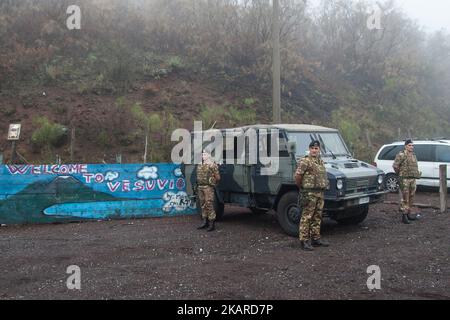 Italienische Truppen stehen Wache vor dem Vesuv von Neapel, Kampanien Gruppe, Kommandant ist Colonel Salvatore Alessandro Sarci, Neapel September am 19,2017, als die Sicherheitsmaßnahmen nach Angriffen in London verstärkt wurden. (Foto von Paolo Manzo/NurPhoto) Stockfoto