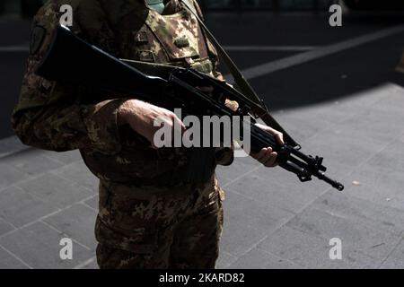 Italienische Truppen stehen Wache vor der Via Toledo von Neapel, Kampanien Gruppe, Kommandant ist Colonel Salvatore Alessandro Sarci, Neapel September am 19,2017 als Sicherheitsmaßnahmen wurden nach Angriffen in London verstärkt. (Foto von Paolo Manzo/NurPhoto) Stockfoto