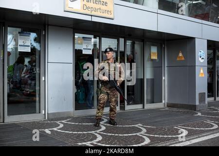 Italienische Truppen stehen Wache vor dem Flughafen von Neapel, Kampanien Grouping, Kommandant ist Oberst Salvatore Alessandro Sarci, Neapel September am 19,2017 als Sicherheitsmaßnahmen wurden nach Angriffen in London verstärkt. (Foto von Paolo Manzo/NurPhoto) Stockfoto