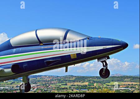 Altes Militärflugzeug der italienischen Frecce Tricolori an Aermacchi MB-339 PAN in Loreto in der Stadt Ancona, Italien Stockfoto