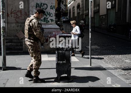 Italienische Truppen stehen Wache vor der Via Toledo von Neapel, Kampanien Gruppe, Kommandant ist Colonel Salvatore Alessandro Sarci, Neapel September am 19,2017 als Sicherheitsmaßnahmen wurden nach Angriffen in London verstärkt. (Foto von Paolo Manzo/NurPhoto) Stockfoto