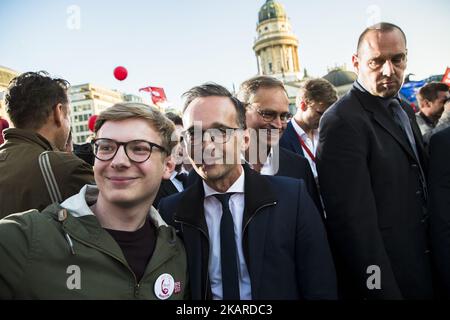 Ein SPD-Unterstützer macht ein Selfie mit Bundesjustizminister Heiko Maas (C) während einer Wahlveranstaltung am 22. September 2017 auf dem Berliner Gendarmenmarkt. (Foto von Emmanuele Contini/NurPhoto) Stockfoto