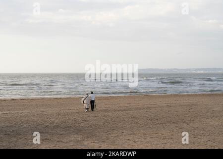 Isolierte Spaziergänge für alte und junge Frauen am Strand von Trouville sur Mer Stockfoto