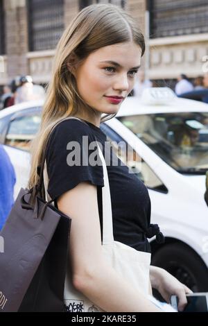 Street Style während der Mailand Fashion Week in Mailand, Italien, am 24. September 2017. (Foto von Nataliya Petrova/NurPhoto) Stockfoto