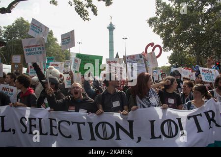 Demonstranten, die während des marsches gegen die Reform des Arbeitsrechts am 23. September 2017 in Paris zum "Widerstand" aufriefen. Tausende kamen zu dem Treffen, das von Jean-Luc Mélanchon, einem französischen Politiker der extremen Linken, einberufen wurde, weil er die bereits vom französischen Präsidenten Emmanuel Macron unterzeichnete Reform des Arbeitsrechts verriet. (Foto von David Cordova/NurPhoto) Stockfoto