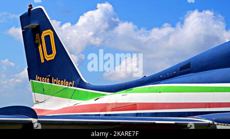 Altes Militärflugzeug der italienischen Frecce Tricolori an Aermacchi MB-339 PAN in Loreto in der Stadt Ancona, Italien Stockfoto